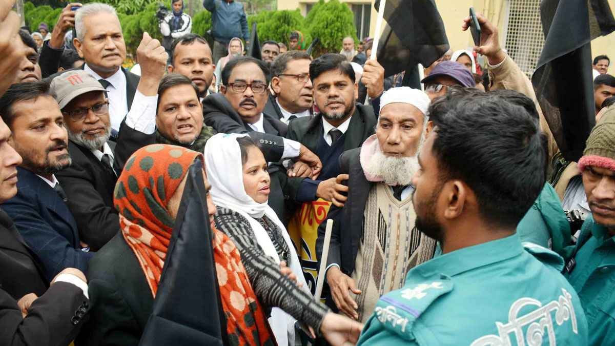 বরিশালে বিএনপিপন্থী আইনজীবীদের মিছিল পণ্ড