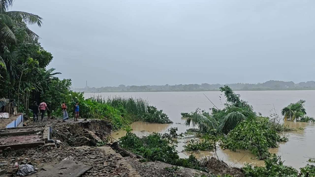 নদীভাঙনে নিঃস্ব উথালী গ্রামের মানুষ