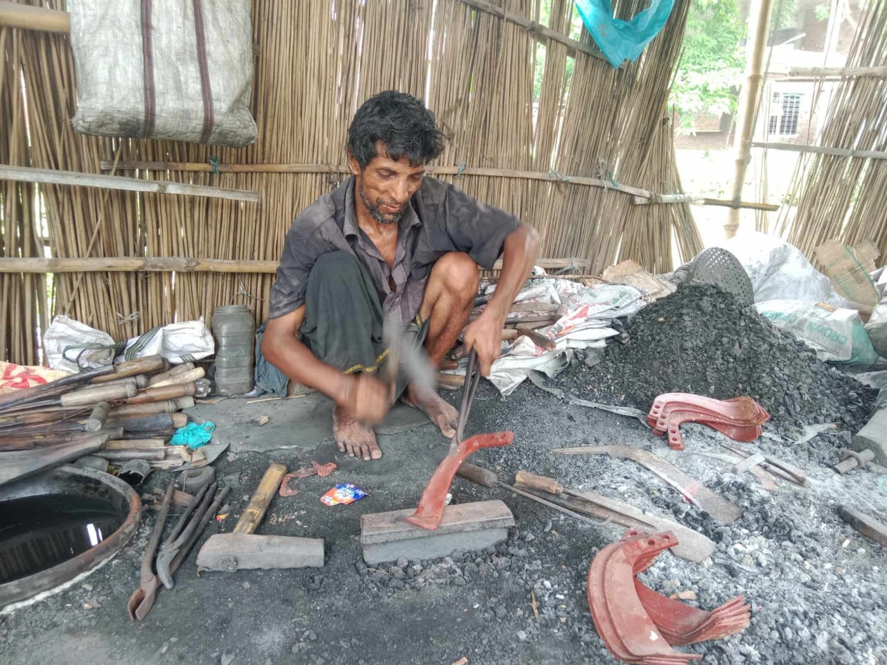 লালপুরে ঈদকে সামনে রেখে ব্যস্ত সময় পার করছে কামার শিল্পীরা