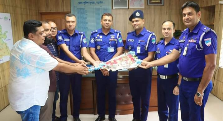 নড়াইল কালিয়া সার্কেলে নতুন সহকারী পুলিশ সুপার কিশোর রায়কে ফুলের শুভেচ্ছা এসপি মেহেদী হাসান