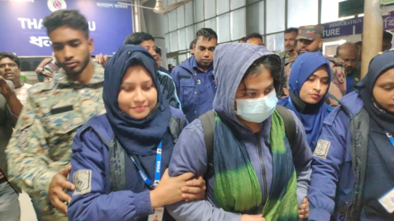 ভারতে পালানোর সময় গ্রেফতার ছাত্রলীগ নেত্রী
