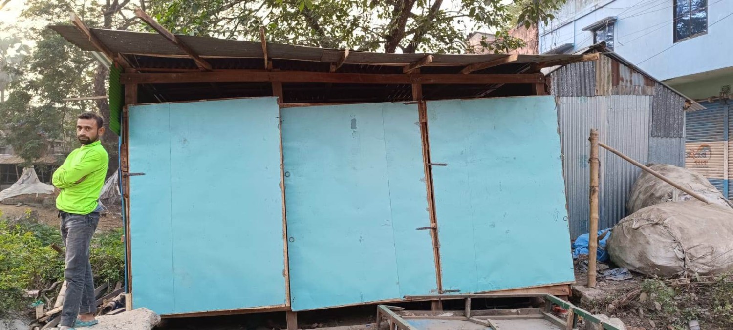 লক্ষীপুরে রাতের আঁধারে দোকান ঘর তুলে জমি দখল চেষ্টার অভিযোগ