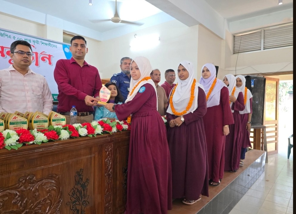 শার্শা উপজেলা প্রশাসনের উদ্যোগে এসএসসি সমমনা পরীক্ষায় জিপিএ ৫ প্রাপ্তদের সংবর্ধনা প্রদান