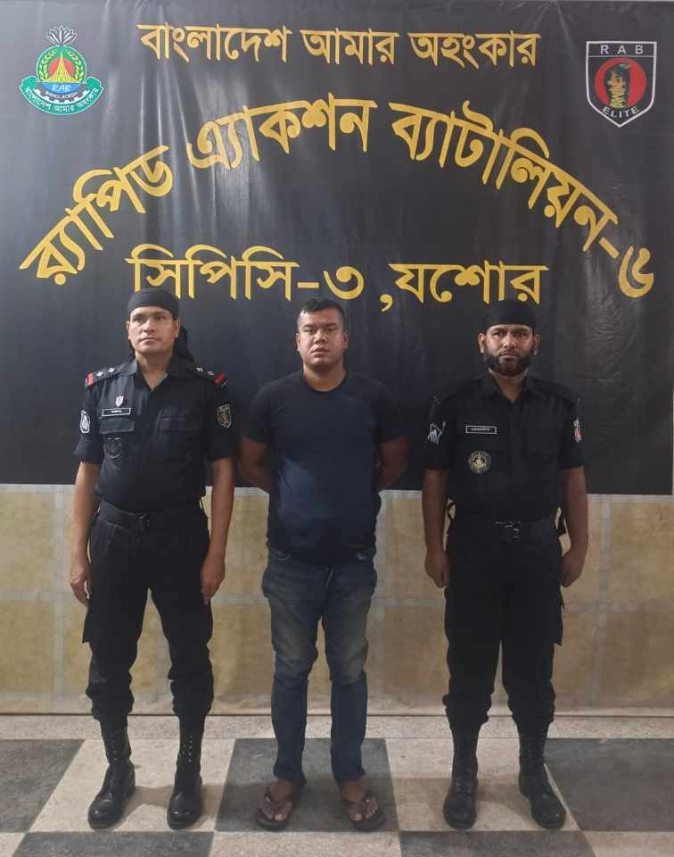 ২৯৯ বোতল ফেন্সিডিলসহ  বেনাপোল পোর্ট থানা এলাকা থেকে  গ্রেফতার ০১.,র‌্যাব-৬, যশোর।