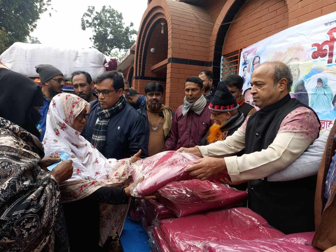 ধারাবাহিক শীতবস্ত্র বিতরণ মানবিক চেয়ারম্যান -আরিফ মাসুদ বাবুর।