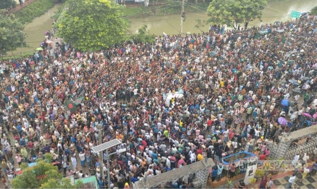 শেখ হাসিনাকে দেশে ফেরানোর দাবিতে টুঙ্গিপাড়ায় হাজারো জনতার মিছিল