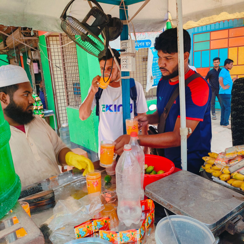 তাপদাহে মাঝে শরবতের দোকানে জনসাধারণের ঢল
