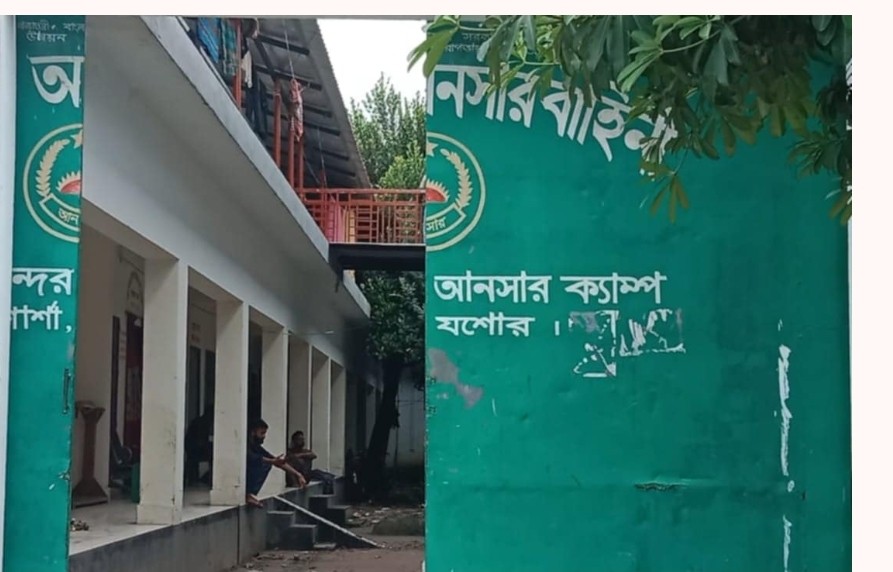 চাঁদাবাজীর অভিযোগে  বেনাপোলে ৪০ আনসার সদস্যকে বদলি