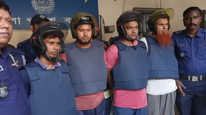 কারাগার থেকে ছাদ ফুটো করে  চার ফাঁসির আসামির পলায়ন, পরে আটক