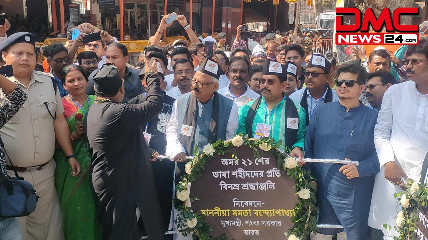বেনাপোল চেকপোস্ট নো-ম‍্যান্সল‍্যান্ডে শহীদ মিনারে দু-বাংলার ভাষাপ্রেমীদের মাতৃভাষা উদযাপন