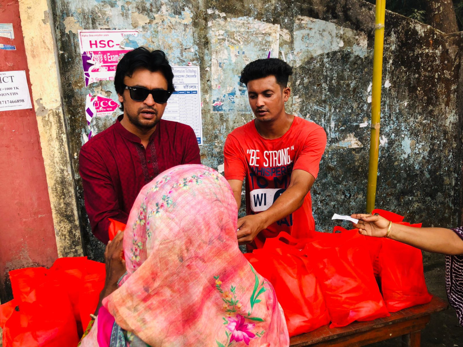 বোদায় গরীব দুস্থ্যের মাঝে ঈদের পণ্য সামগ্রী বিতরন