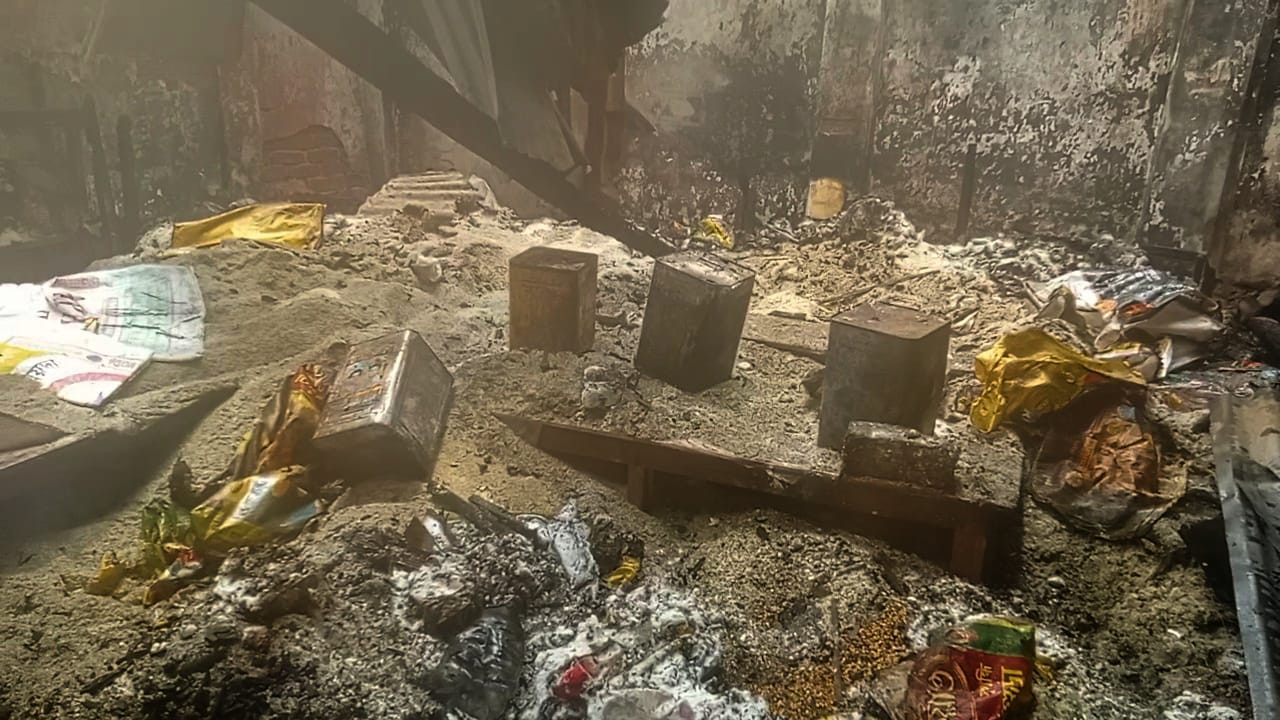 নড়াইলের বড়দিয়া বাজারে অগ্নিকান্ডে অর্ধকোটি টাকার ক্ষয়ক্ষতি।