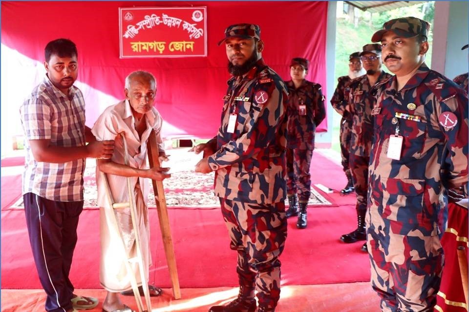 বিজিবি হতদরিদ্রের মাঝে মানবিক সহায়তা প্রদান