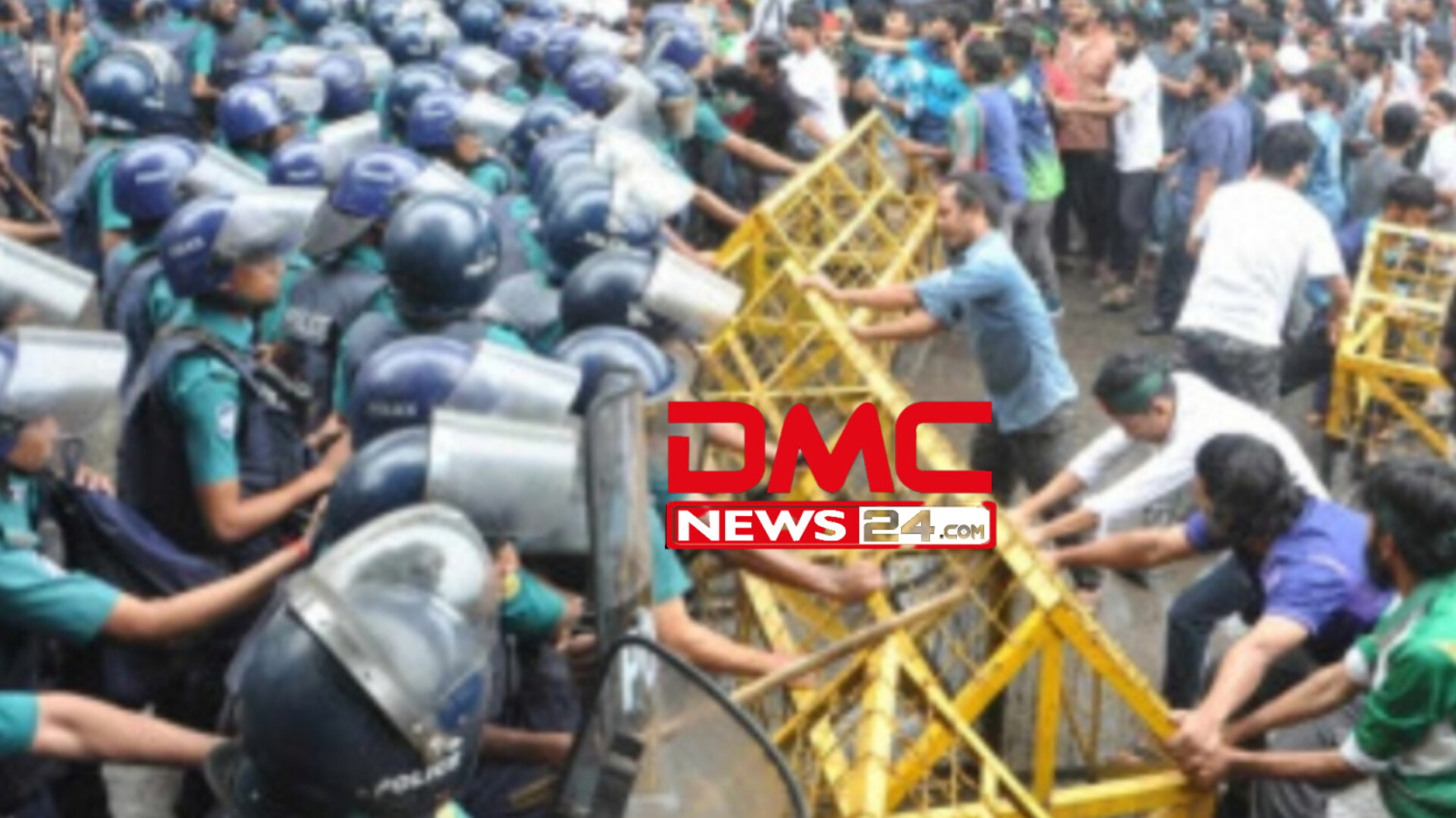 পুলিশের ব্যারিকেড ভেঙে দিলেন শিক্ষার্থীরা :- উত্তাল শাহবাগ,