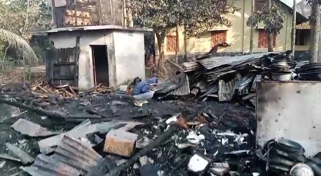 হিন্দু-বৌদ্ধ-খ্রিষ্টান ঐক্য পরিষদের  সম্পাদকের   বসতঘর রহস্যজনক’ অগ্নিকান্ডে  পুড়ে ছাই