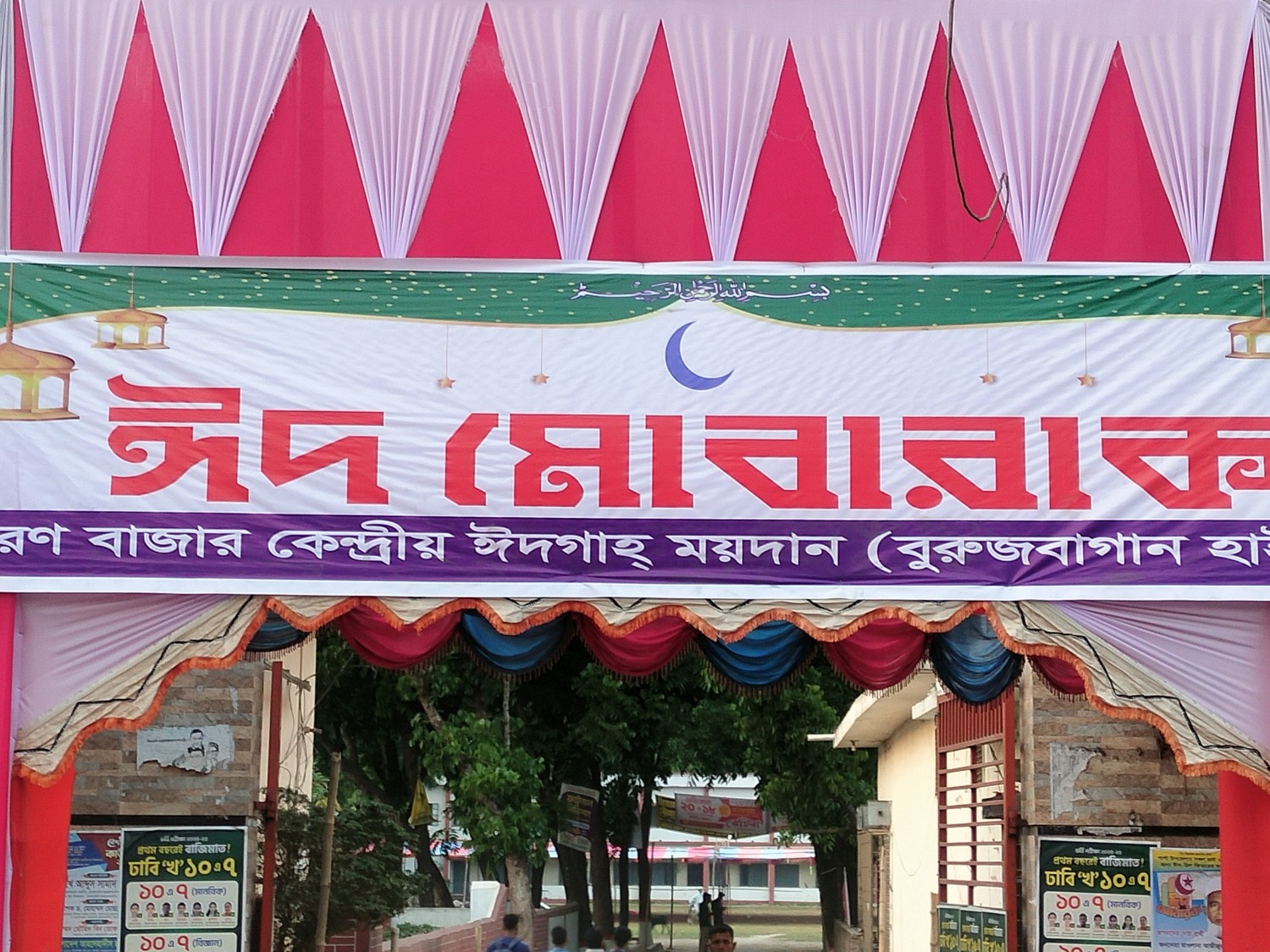 শার্শার ঈদগাঁগুলো নব সাজে সজ্জিত,কেনাকাাটায় মার্কেটে ক্রেতাদের উপচেপড়া ভীড়, খুশী এলাকাবাসী