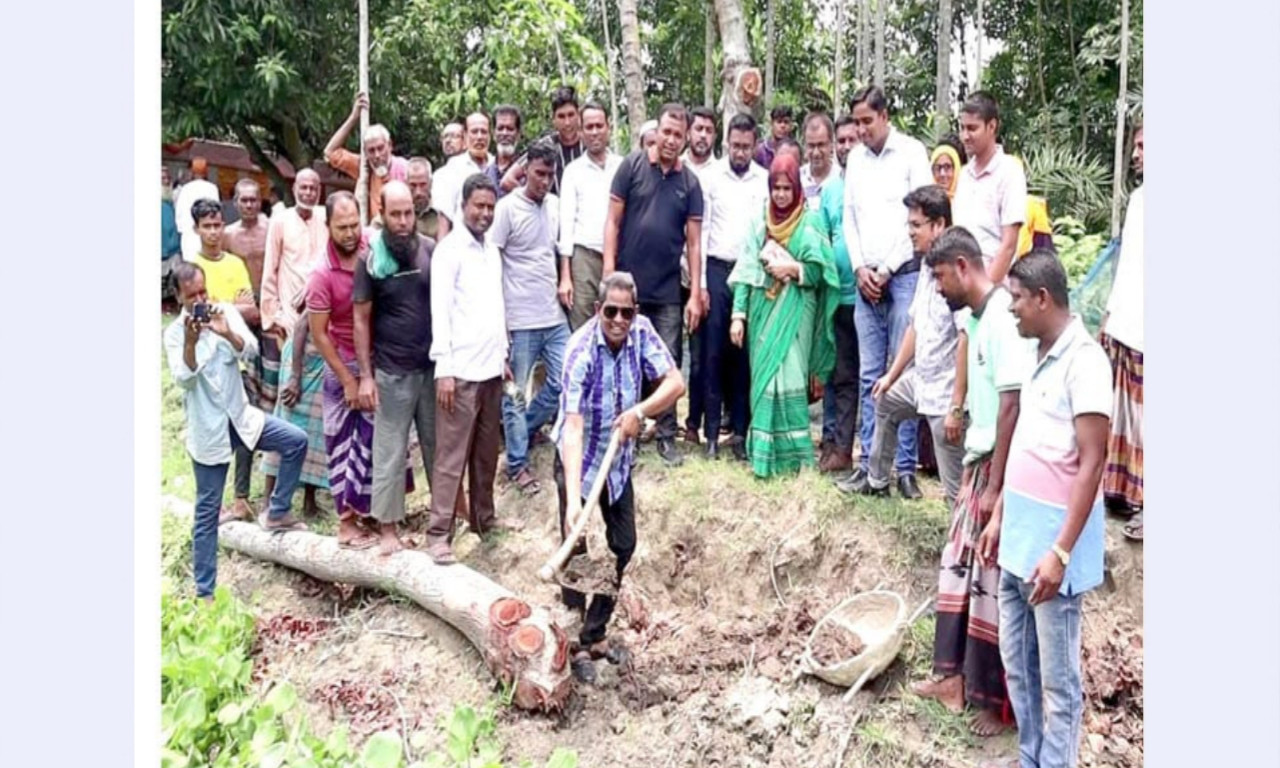 কলারোয়ার লক্ষীখোলা মাঠের মরা খাল পুন:খনন এর উদ্বোধণ