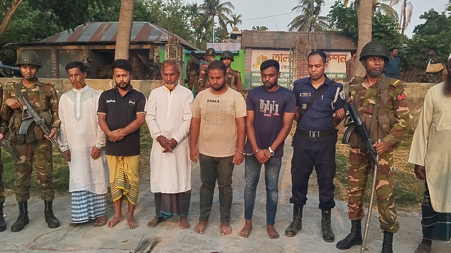কালিয়া পৌর এলাকার কুলসুর গ্রামে দুই গ্রুপের সংঘর্ষে আহত ১  যৌথ বাহিনীর অভিযানে অস্ত্র সহ গ্রেফতার ৫