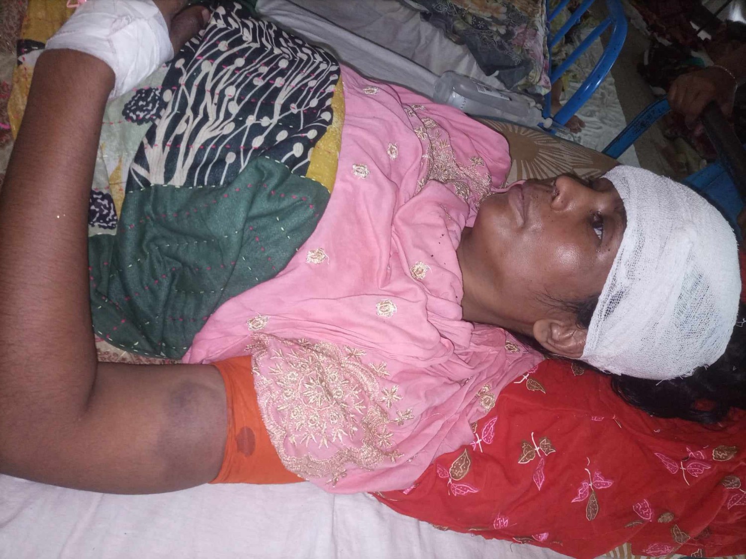 লক্ষ্মীপুরে ব্যবসায়ী বসতঘরে হামলা-ভাঙচুর, আহত -১