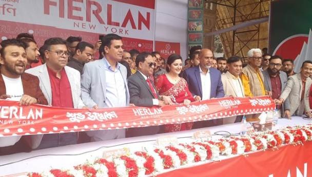 টাঙ্গাইলে হারল্যান স্টোর উদ্বোধনে চিত্রনায়িকা পরীমণি