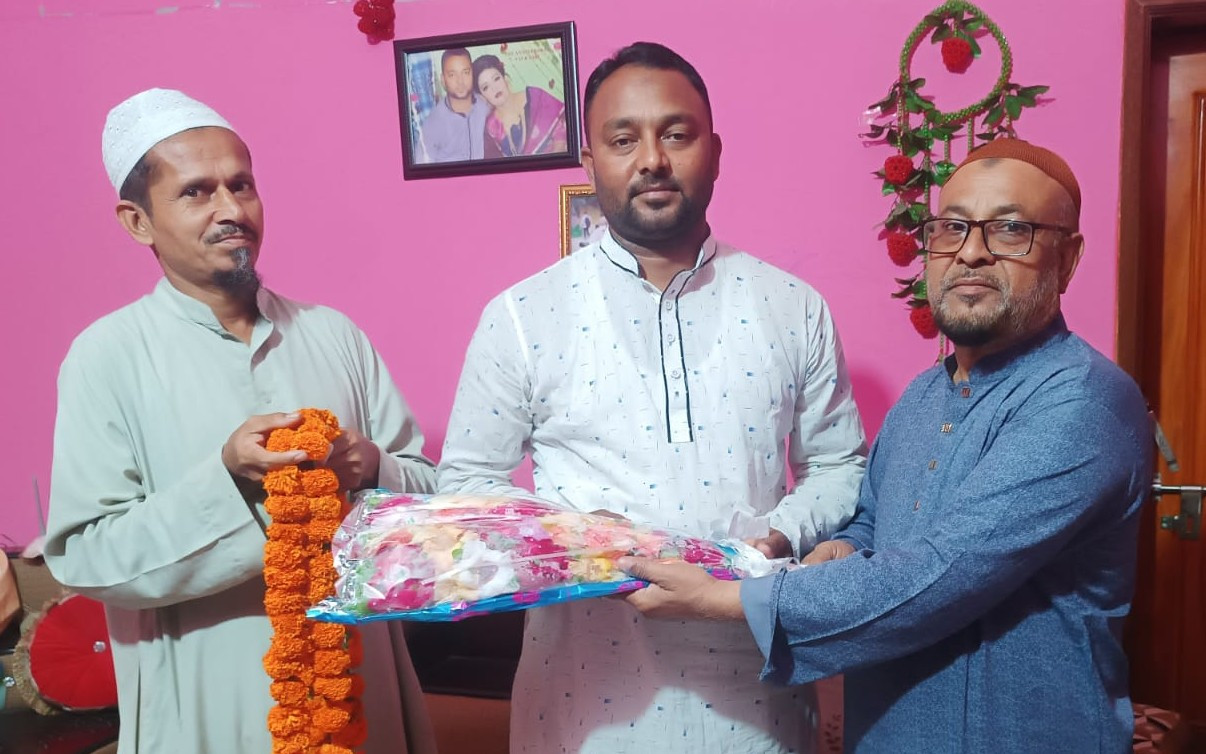 কালিয়ায় বিদ্যালয়ের নবগঠিত ম্যানেজিং কমিটির সভাপতিকে ফুলের শুভেচ্ছা