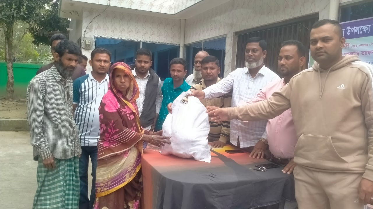 কমলগঞ্জে বন্ধন সামাজিক সংগঠনের পক্ষ থেকে ইফতার সামগ্রী বিতরণ