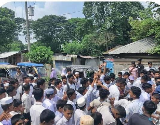 কুমিল্লার দেবীদ্বারে অতিরিক্ত ভাড়া আদায়ের প্রতিবাদে শিক্ষার্থীদের মানববন্ধন