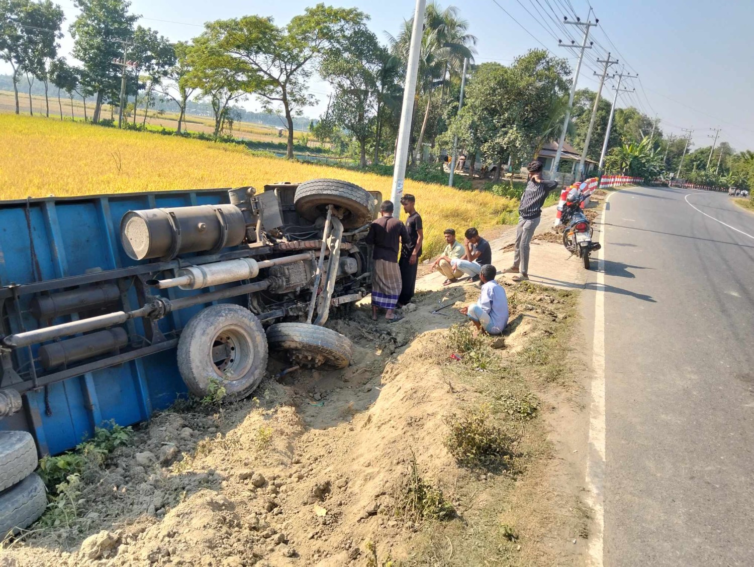 ফুলপুর ট্রাক নিয়ন্ত্রণ হারিয়ে সড়ক দুর্ঘটনা