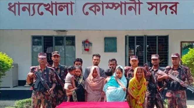 বেনাপোল সীমান্তে আটক  ৯