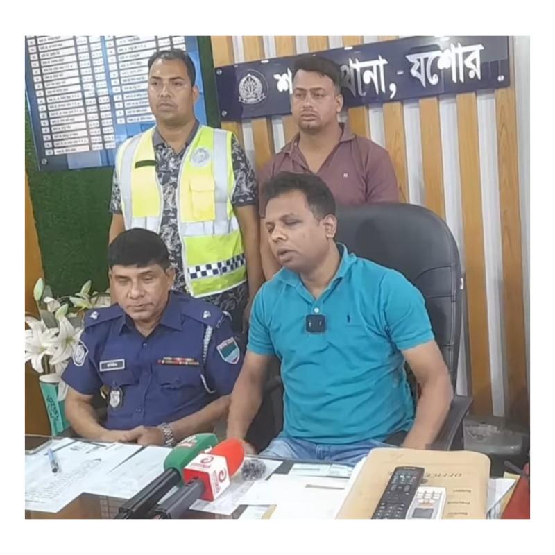 শার্শায় পুলিশের অভিযানে স্বর্নের বার সহ আটক ১