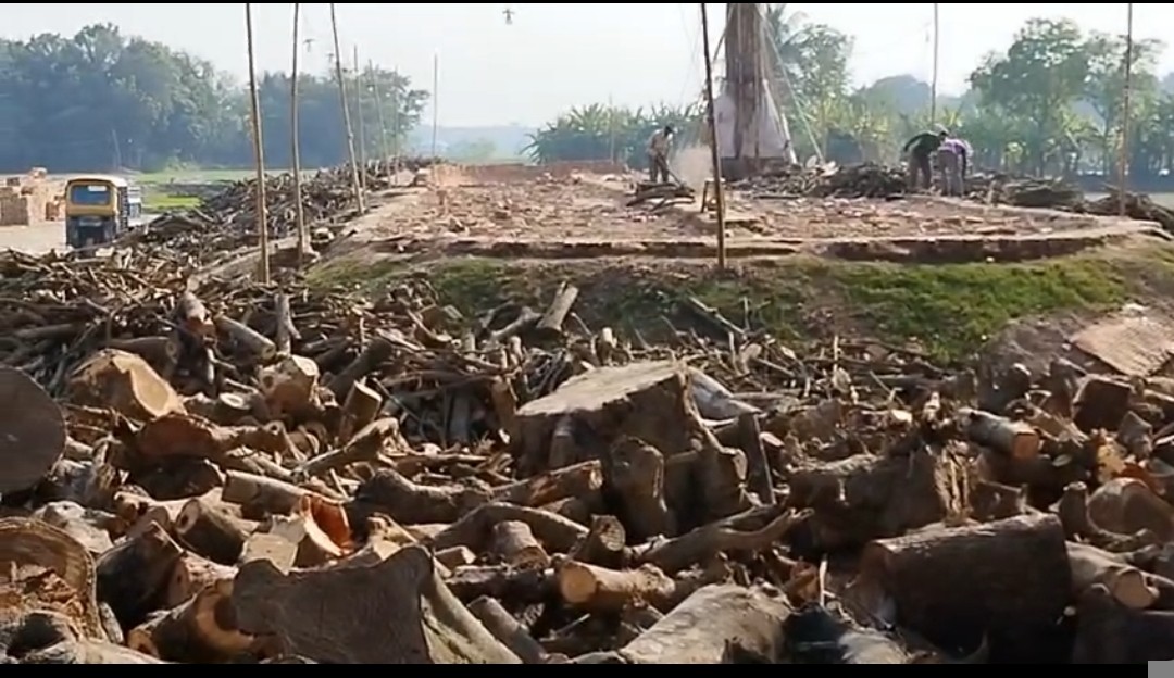 কালিয়ায় অবৈধ ইটভাটার বিষাক্ত ধোঁয়ায় বিপর্যস্ত পরিবেশ ও জনজীবন