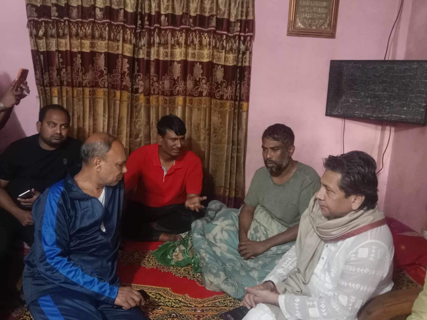 অসুস্থ স্বেচ্ছাসেবক লীগ নেতার শারীরিক খোঁজ খবর নিতে বাড়িতে আসলেন এমপি -কায়সার