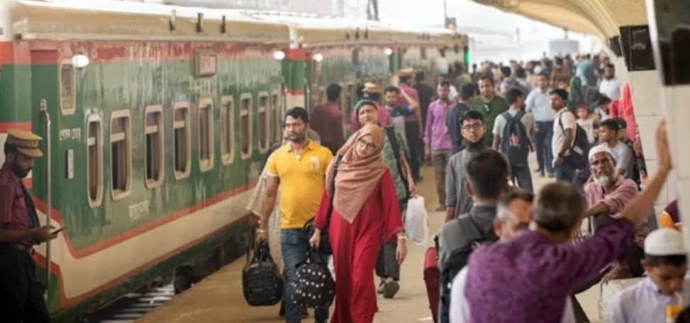 ঈদ যাত্রী ১৪ জুনের অগ্রিম টিকিট মিলছে রেলের আজ