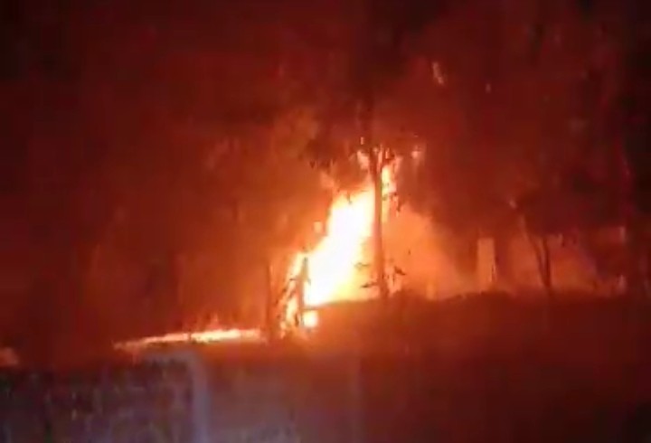 নড়াইলের নড়াগাতীতে দুর্বৃত্তের দেওয়া আগুনে পুঁড়লো মুক্তিযোদ্ধার বসতবাড়ী।