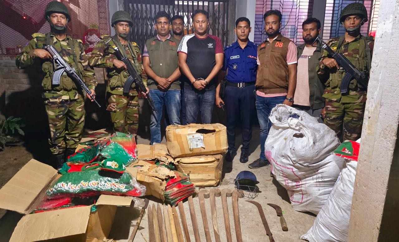 নড়াইলের পলাতক আওয়ামী লীগ  এমপি  কবিরুল হক মুক্তি এর বিশিষ্ট সহযোগী  সবুজ মোল্লা যৌথ বাহিনীর অভিযানে গ্রেপ্তার