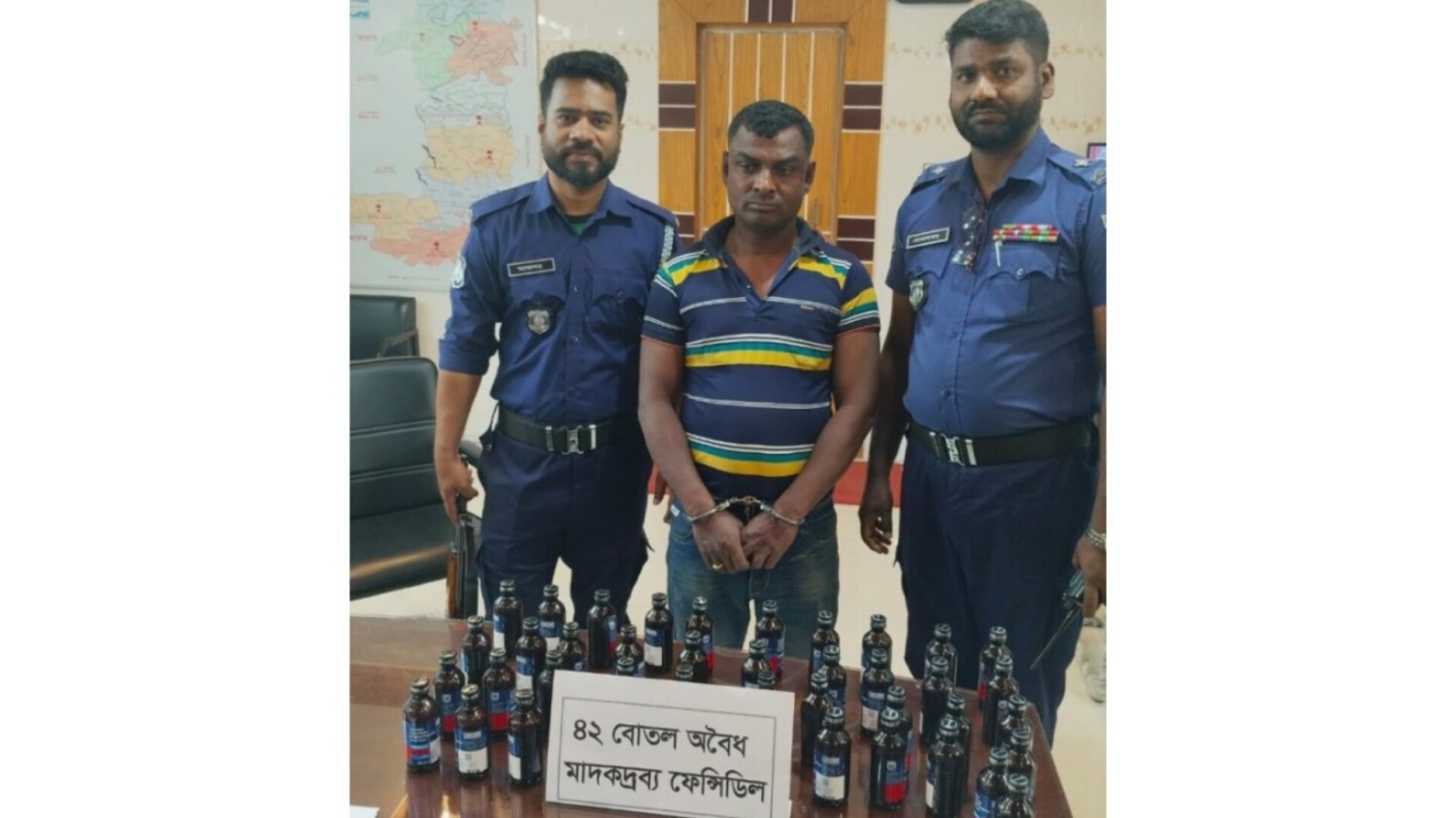 শার্শায় পুলিশের অভিযানে ফেনসিডিল সহ মাদক ব‍্যবসায়ী আটক
