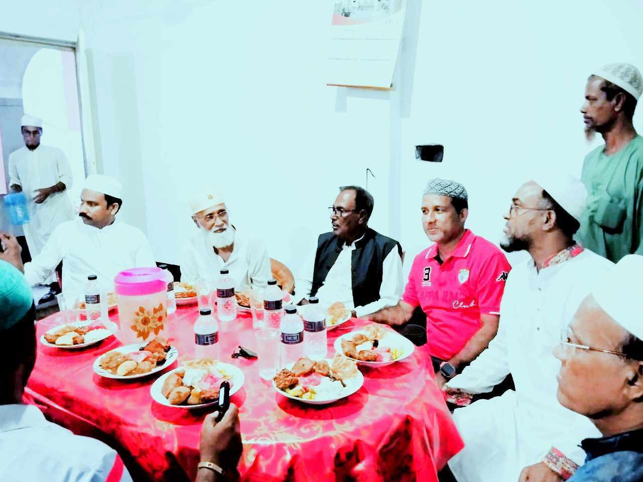 বটিয়াঘাটা বাজার মসজিদ ও মাদ্রাসায়  ইফতার মাহফিলে এমপি ননী গোপাল মন্ডল।