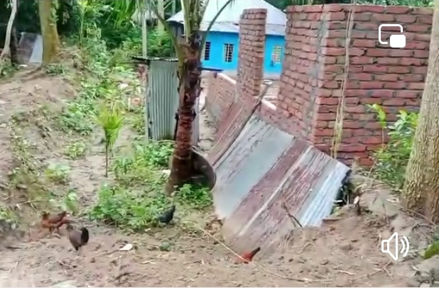 কালিয়ায় মহিলা মাদ্রাসা ও আশ্রায়ন কেন্দ্রের রাস্তা দখল পাঁকাঘর নির্মাণ