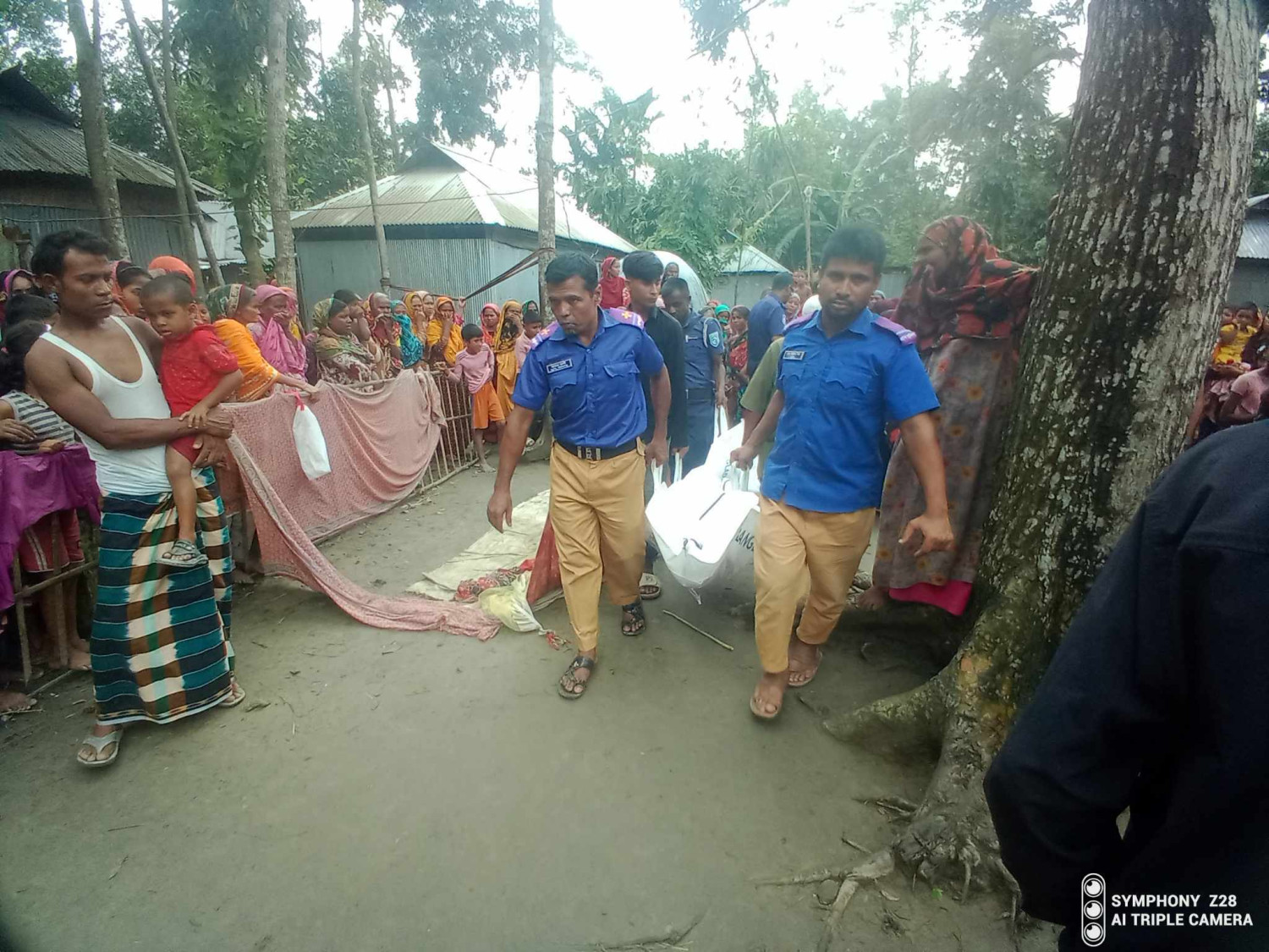পুকুর থেকে মহিলার লাশ উত্তোলন।