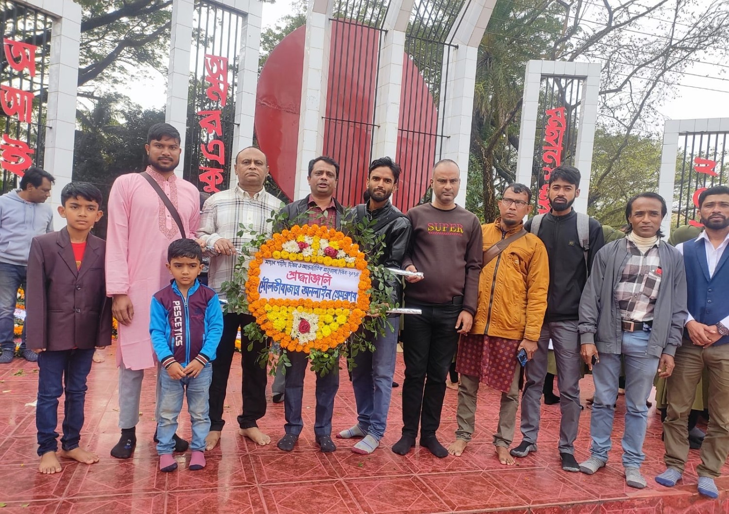 মৌলভীবাজার অনলাইন প্রেসক্লাবে‘র উদ্যোগে মহান শহিদদের স্বরণে কেন্দ্রীয় শহিদ মিনারে পুস্পস্তবক অর্পন