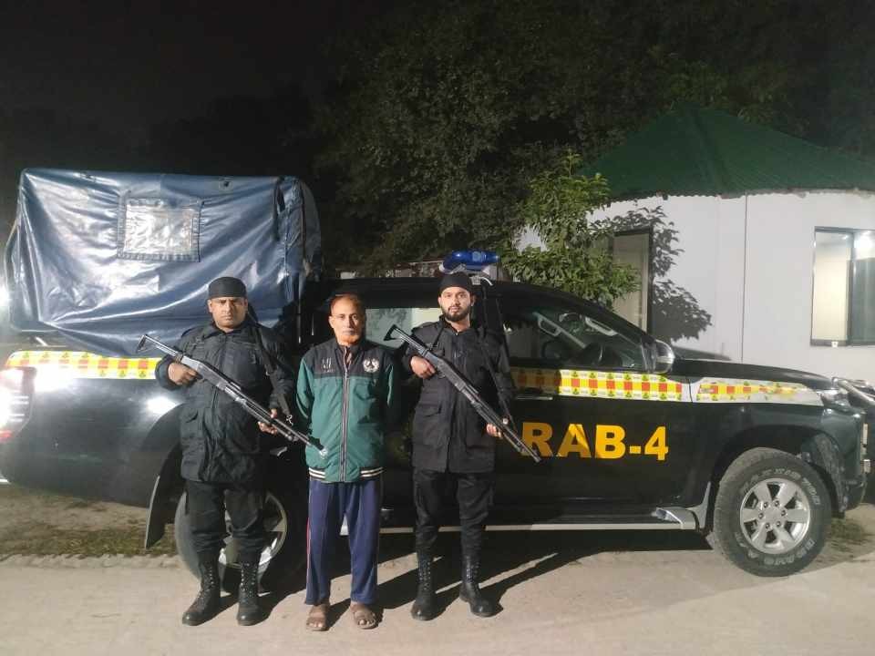 যাবজ্জীবন সাজাপ্রাপ্ত যশোর জেলার শার্শা থানাধীন কুখ্যাত মাদক কারবারি মো: আব্দুর ওহাব’কে গ্রেফতার করেছে র‍্যাব-৬।