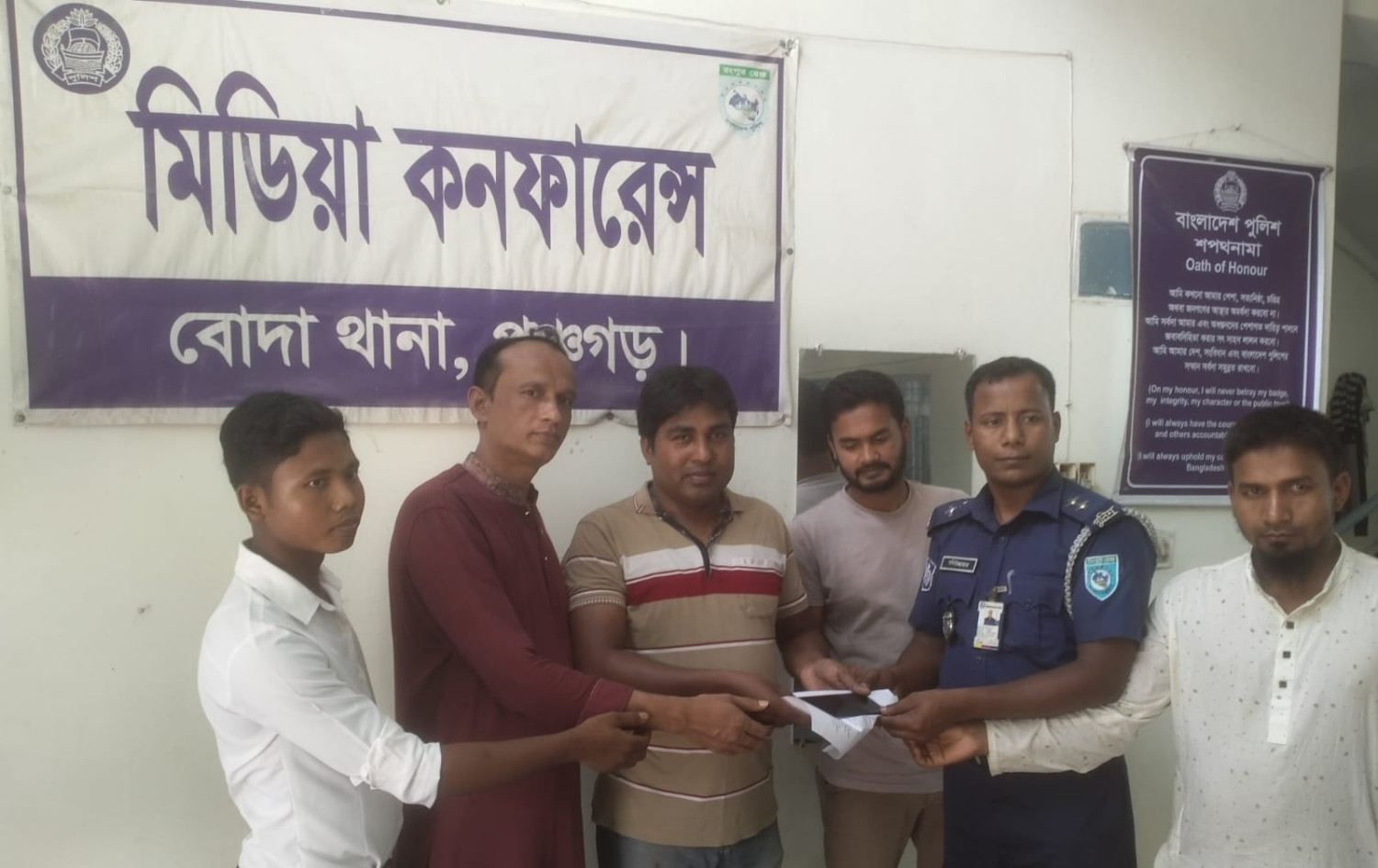 পঞ্চগড়ের বোদা উপজেলায় হারিয়ে যাওয়া  দামী এন্ড্রয়েট  মোবাইল উদ্ধার