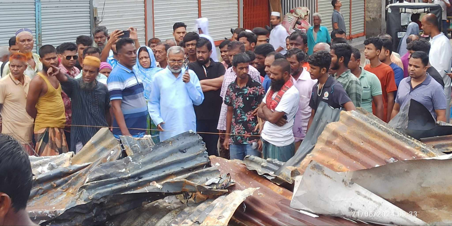 বানারীপাড়া বন্দর বাজারে অগ্নিকান্ডে ১২ দোকান ভস্মিভূত, ক্ষয় ক্ষতির পরিমান ১ কোটির বেশি