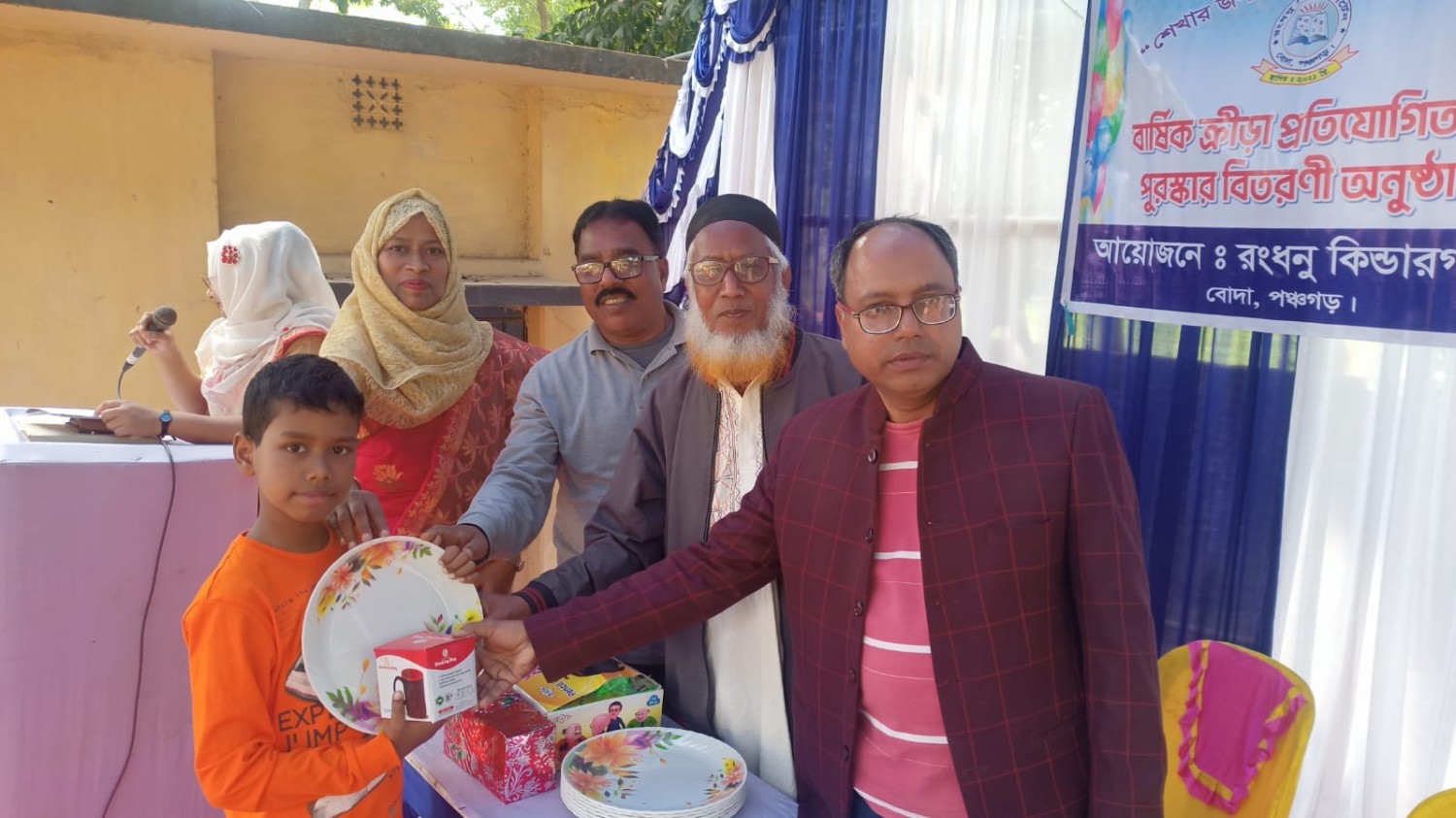 বোদা উপজেলা রংধনু কিন্ডারগার্টেনে দুই দিনব্যাপী বার্ষিক ক্রীড়া ও সাংস্কৃতিক অনুষ্ঠান