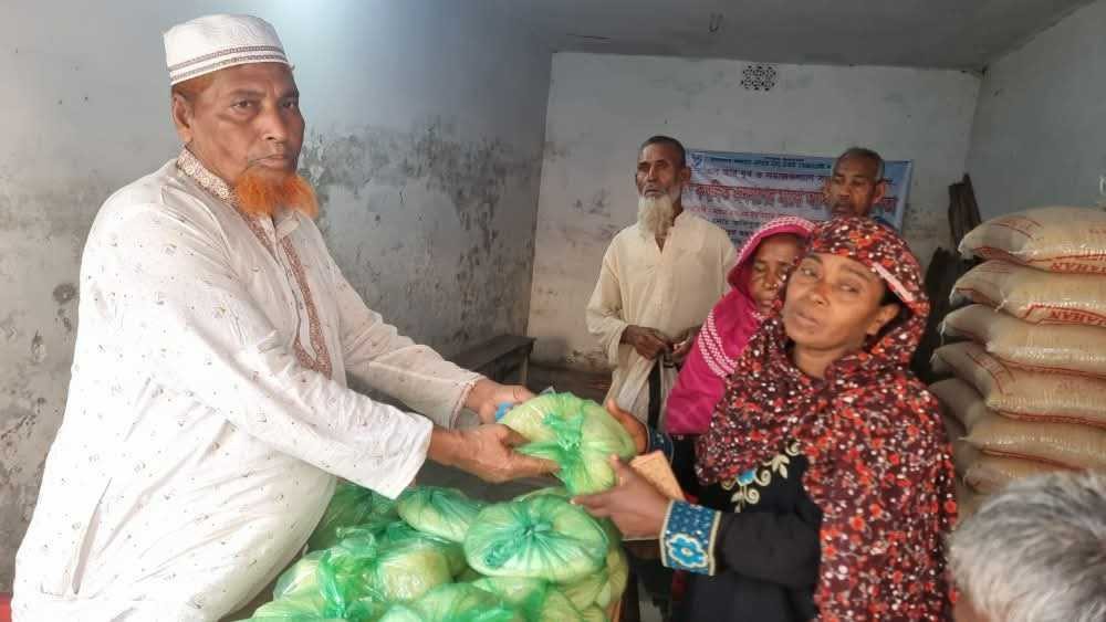কেশবপুরে যুব ও সমাজ কল্যাণ সংস্থার   উদ্যোগে ঈদ সামগ্রী বিতরণ
