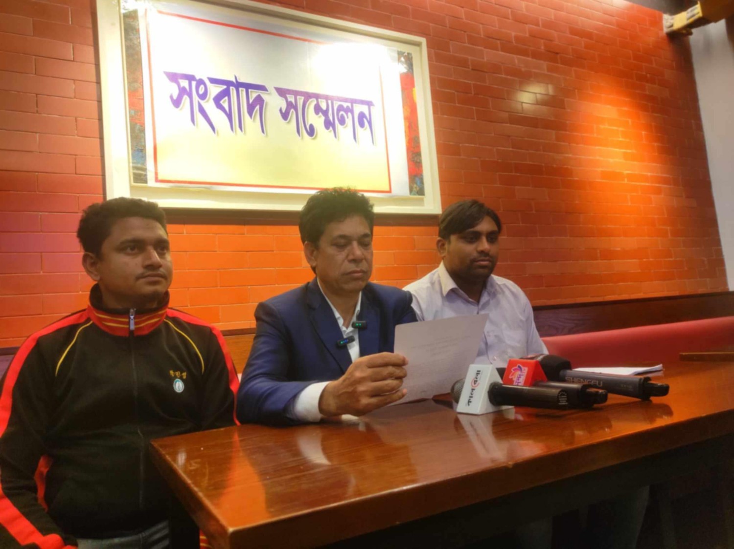 আদালতের নিষেধাজ্ঞা অমান্যকারীর বিরুদ্ধে সংবাদ সম্মেলন