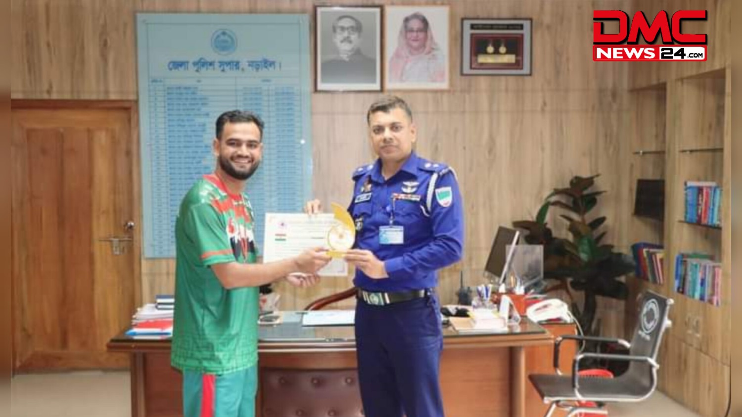 নড়াইলের এসপি মেহেদী হাসান গৌরবজ্জ্বল কৃতিত্বের জন্য কনস্টেবল শাকিল বিশ্বাসকে শুভেচ্ছা