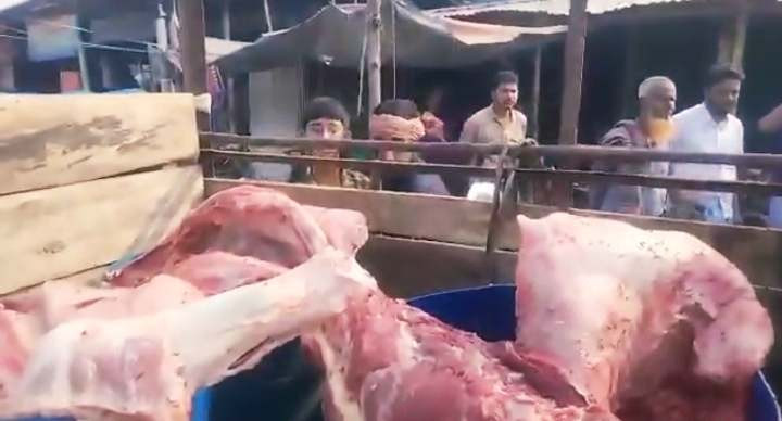 শার্শায় মরা গরুর মাংস বিক্রির অভিযোগে দু' জন আটক, জরিমানা আদায়