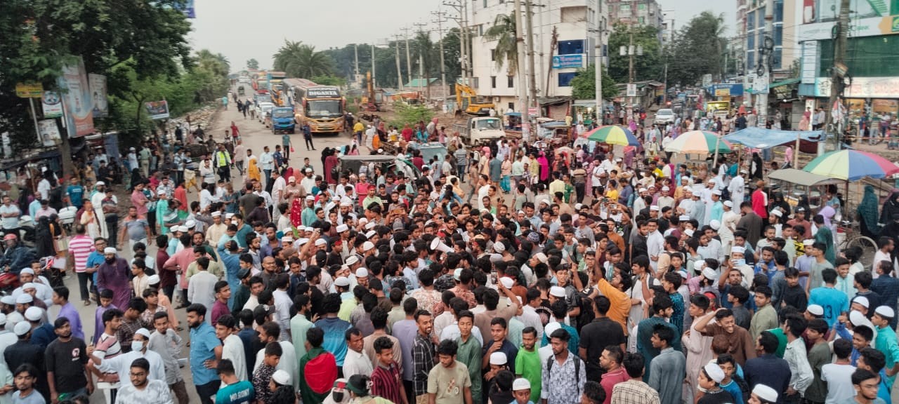 গোপালগঞ্জে এনসিপি নেতাদের ওপর হামলার প্রতিবাদে নরসিংদীতে বিক্ষোভ ও সড়ক অবরোধ।