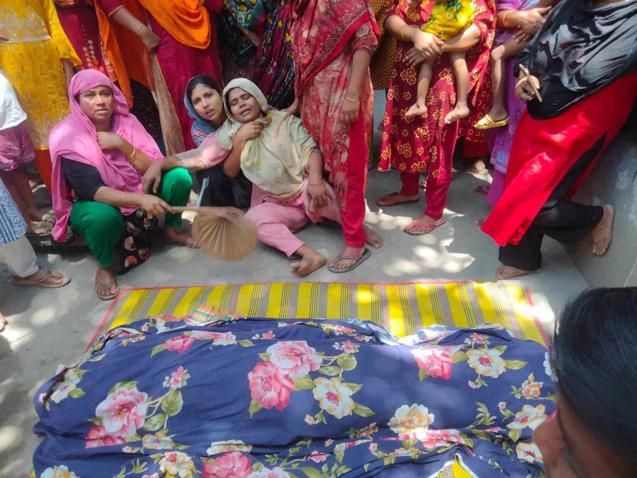 শার্শায় স্মার্ট ফোন কিনে না দেওয়ায় অভিমান করে ৯ম শ্রেণীর ছাত্রীর আত্মহত্যা